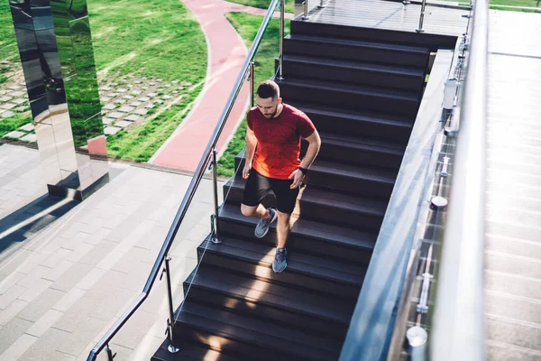 Shora Celého Těla Mužský Atlet Tenisky Jogging Dolů Protáhnout Nohy — Stock fotografie