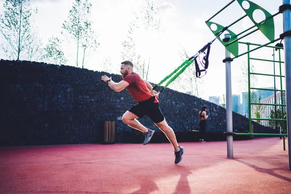 Spor Kıyafetleriyle Koşan Enerjik Erkek Koşucu Yaz Sahasında Gündüz Vakti — Stok fotoğraf