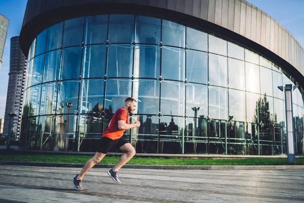 Widok Boku Pewny Męski Sprinter Sportowej Odzieży Działa Szybko Pobliżu — Zdjęcie stockowe