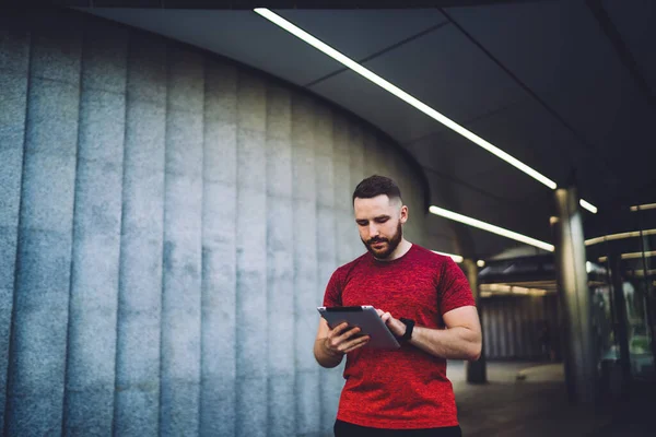 Ocupado Deportista Camiseta Roja Navegando Tableta Moderna Mientras Tiene Descanso — Foto de Stock