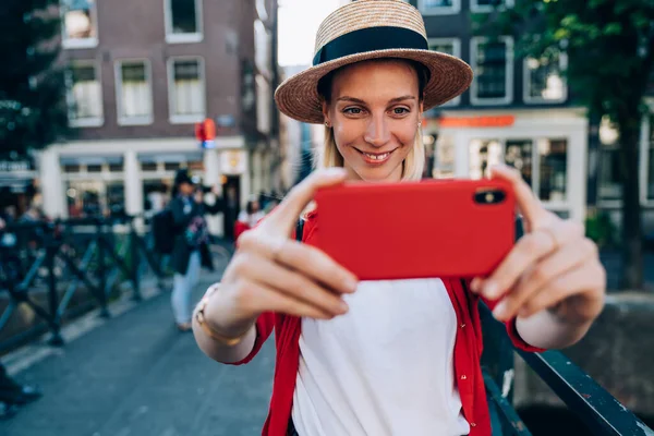 Mujer Con Sonrisa Dentada Tomando Selfie Teléfono Móvil Para Las — Foto de Stock