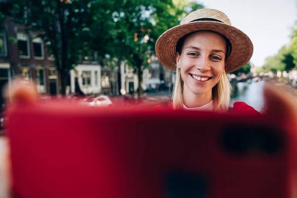 Fröhliche Bloggerin Lächelt Breit Und Macht Selbstfotos Mit Dem Handy — Stockfoto