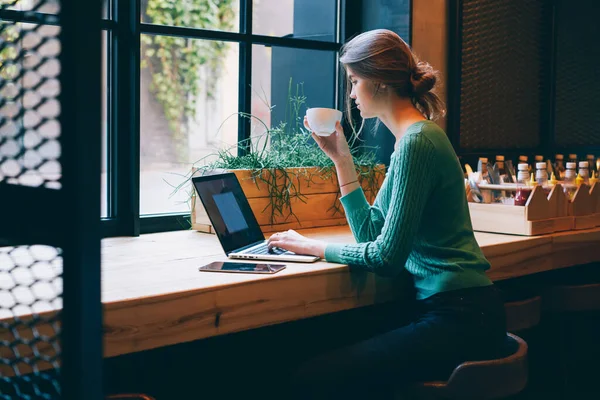 Zijaanzicht Van Gefocuste Freelancer Casual Outfit Zittend Aan Houten Tafel — Stockfoto