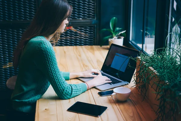 Zijaanzicht Van Geconcentreerde Jonge Vrouw Zittend Comfortabele Cafetaria Aan Houten — Stockfoto