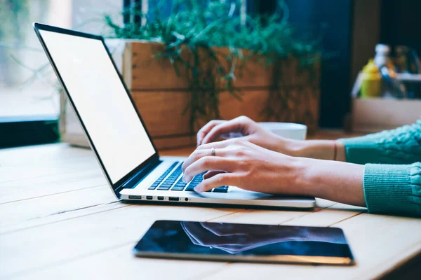 Cortar Trabalhador Feminino Irreconhecível Digitando Texto Laptop Portátil Moderno Enquanto — Fotografia de Stock