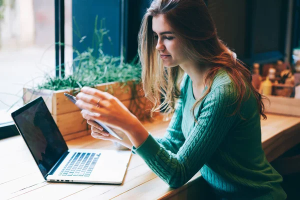 Zijaanzicht Van Positieve Jonge Brunette Met Lang Haar Kijkend Naar — Stockfoto