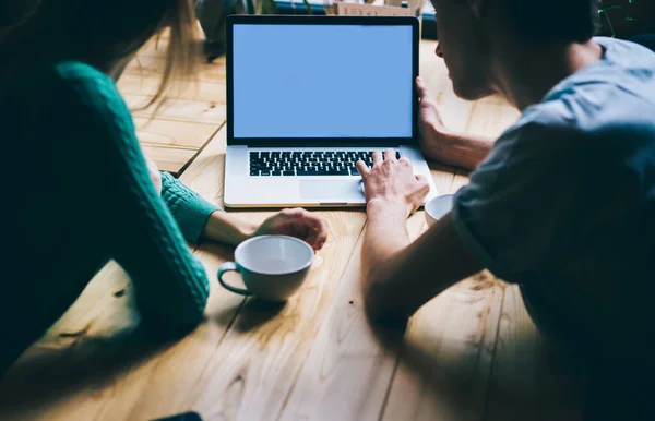 Unbekanntes Junges Paar Freizeitkleidung Sucht Mit Laptop Tisch Nach Neuen — Stockfoto