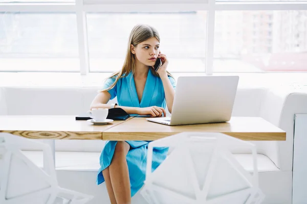 Jovem Freelancer Feminina Roupa Moda Conversando Smartphone Enquanto Trabalhava Projeto — Fotografia de Stock