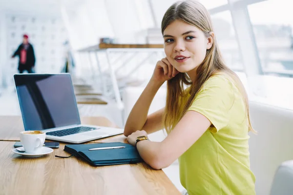 Mujer Positiva Sentada Mesa Cafetería Luz Moderna Uso Ordenador Portátil —  Fotos de Stock