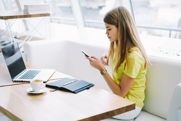 Boční Pohled Zamyšlený Ženský Manažer Vytáčení Smartphone Sedí Stolu Notebookem — Stock fotografie