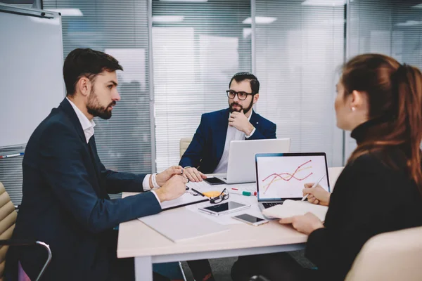 Empresária Séria Desgaste Formal Com Laptop Discutindo Análises Negócios Com — Fotografia de Stock