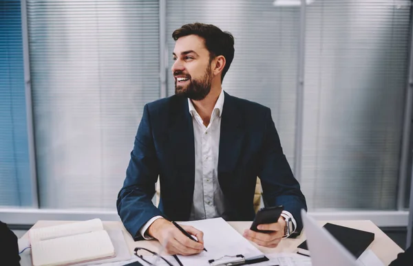 Homem Sorridente Com Barba Terno Formal Sentado Mesa Escrevendo Área — Fotografia de Stock