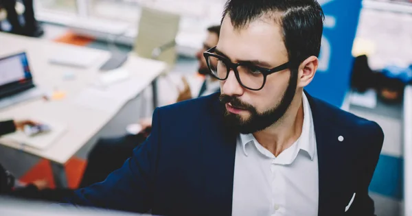 Cima Homem Negócios Barbudo Adulto Focado Vestindo Jaqueta Azul Elegante — Fotografia de Stock