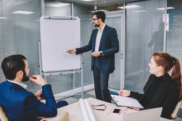 Gruppo Imprenditori Concentrati Abiti Formali Seduti Sala Conferenze Brainstorming Sul — Foto Stock