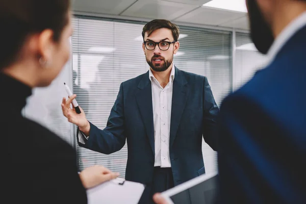 Zelfverzekerde Zakenman Formele Kleding Brillen Die Zakenprojecten Bespreken Met Partners — Stockfoto