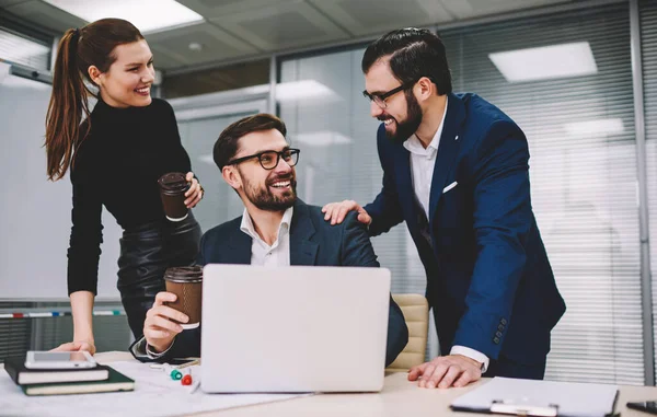 Gelukkige Collega Kantoorpakken Kijken Elkaar Aan Ondersteunen Man Die Aan — Stockfoto