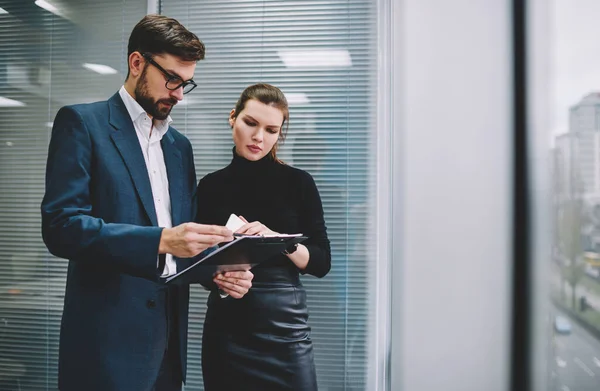 Pensionärskollegor Formella Kläder Tittar Dokument Skrivbordet Och Diskuterar Affärsprojekt När — Stockfoto