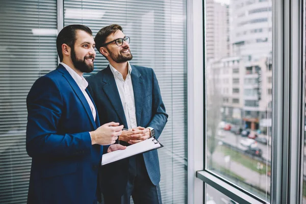 Positiver Geschäftsmann Mit Brille Und Freundlicher Büroleiter Formellen Anzug Mit — Stockfoto