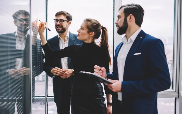 Cheerful Businessman Meeting Young Colleagues Presenting New Business Strategy Writing — Stockfoto