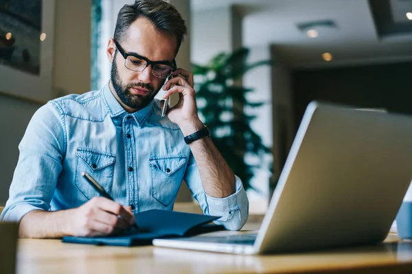 Geconcentreerde Man Met Baard Die Naar Beneden Kijkt Met Een — Stockfoto