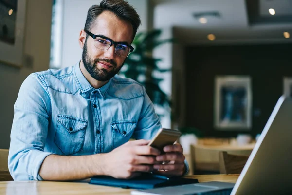 Lächelnde Freiberuflerin Jeanshemd Die Mit Smartphone Und Laptop Die Kamera — Stockfoto