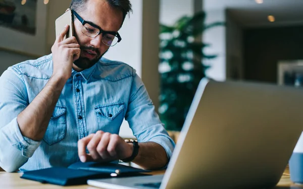 Freelancer Masculino Corte Roupa Casual Sentado Mesa Com Laptop Tendo — Fotografia de Stock