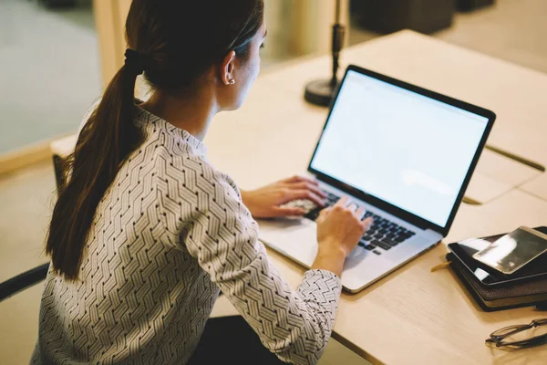 Anonymous Dark Haired Woman Casual Wear Looking Laptop Screen While — 图库照片