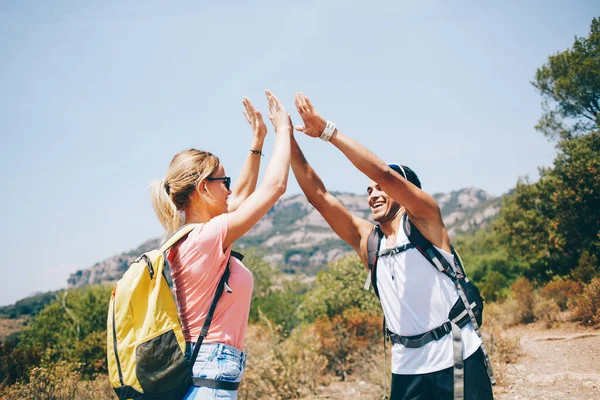 Young Happy Backpackers Summer Casual Clothes Meeting Giving High Five — 图库照片