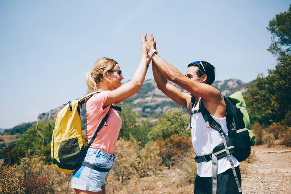 Jovens Viajantes Amigáveis Roupas Casuais Verão Mochilas Cumprimentando Dando Alta — Fotografia de Stock