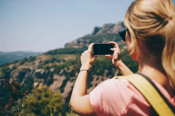 Vue Arrière Touriste Féminin Debout Sur Une Colline Utilisant Smartphone — Photo
