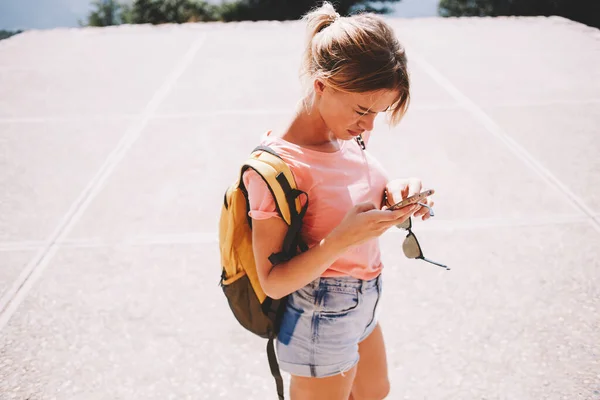 Rustige Vrouwelijke Reiziger Korte Broek Met Rugzak Browsen Smartphone Kijken — Stockfoto