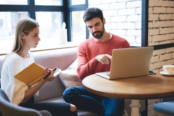 Concentrated Bearded Man Explaining Business Strategy Laptop Young Female Colleague — 图库照片