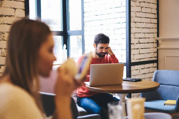 Trabajador Remoto Masculino Serio Con Barba Navegando Netbook Sentado Mesa —  Fotos de Stock