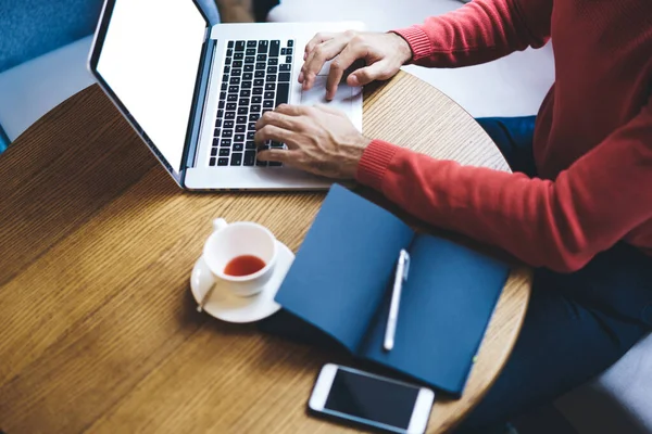 Acima Mencionado Cultura Empreendedor Masculino Irreconhecível Casual Desgaste Netbook Navegação — Fotografia de Stock