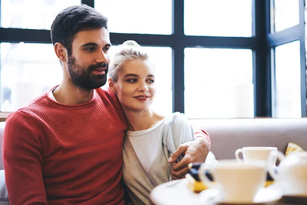 Casal Sorridente Roupas Casuais Sentado Mesa Com Xícaras Chá Abraços — Fotografia de Stock