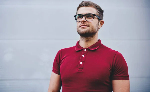 Homem Barbudo Confiante Roupas Moda Óculos Rua Contra Parede Cinza — Fotografia de Stock
