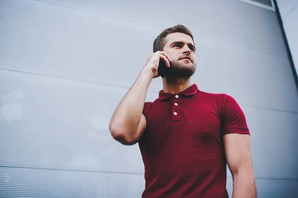 Lage Hoek Van Rustige Man Casual Kleding Praten Smartphone Terwijl — Stockfoto