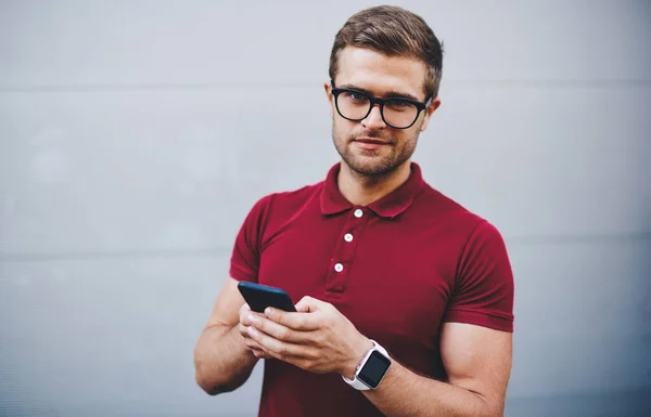 Confident Bearded Man Casual Clothes Eyeglasses Standing Street Browsing Mobile — Stock Photo, Image