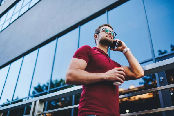 Bajo Ángulo Hombre Pensativo Ropa Casual Anteojos Pie Calle Hablando — Foto de Stock