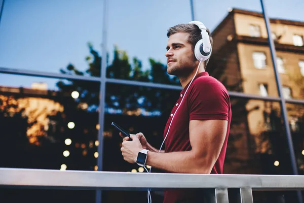 Ung Leende Stilig Man Med Hörlurar Lyssnar Musik Med Smartphone — Stockfoto