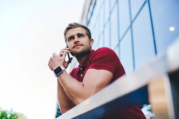 Bajo Ángulo Joven Hipster Guapo Ropa Casual Smartwatch Tener Conversación —  Fotos de Stock