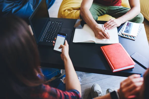 Groupe Supérieur Étudiants Tenue Décontractée Faisant Leurs Devoirs Assis Table — Photo