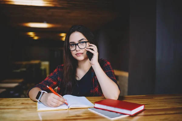 Encantadora Mujer Cabello Oscuro Gafas Camisa Cuadros Usando Teléfono Inteligente —  Fotos de Stock