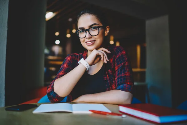 Positieve Etnische Meisje Geruite Shirt Brillen Doen Opdrachten Voor Huiswerk — Stockfoto