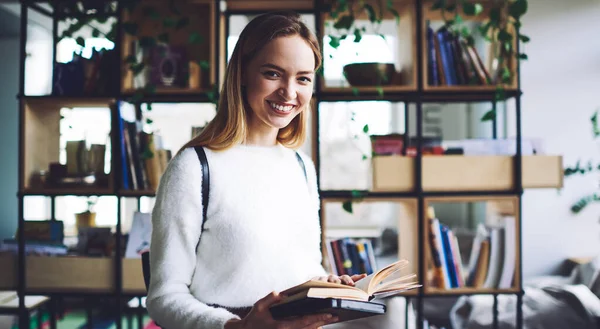 Sorridente Adolescente Biondo Piedi Biblioteca Leggera Giorno Alla Ricerca Letteratura — Foto Stock