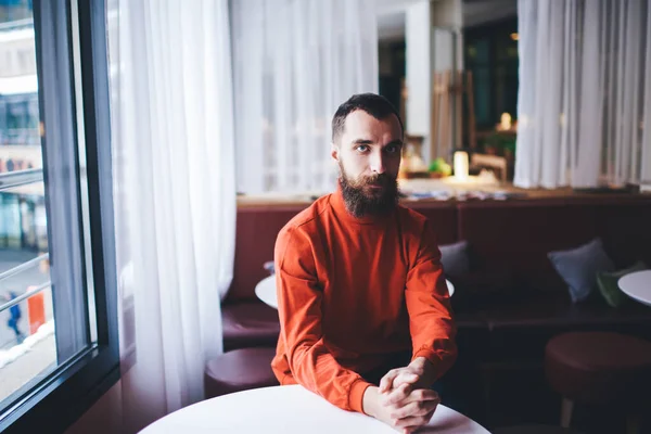 Cima Macho Sem Barba Grave Roupas Casuais Olhando Para Câmera — Fotografia de Stock