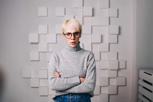 Serieuze Vrouw Casual Grijze Trui Jeans Met Gevouwen Handen Zoek — Stockfoto