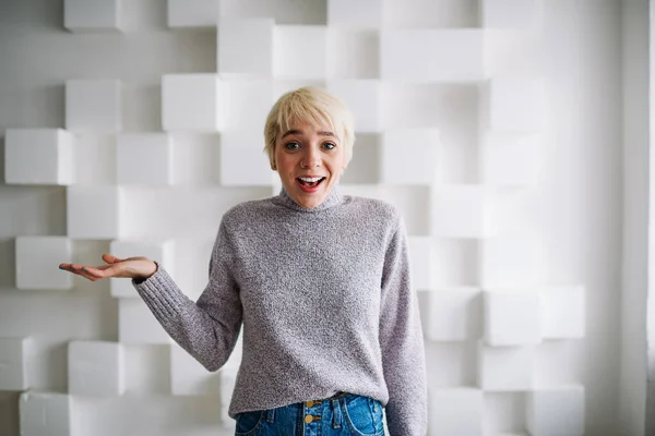 Fröhlich Überraschte Frau Lässigem Outfit Mit Kurzen Haaren Gestikuliert Auf — Stockfoto