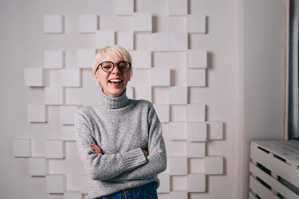 Jong Gelukkig Vrouw Casual Outfit Met Kort Haar Gesloten Ogen — Stockfoto