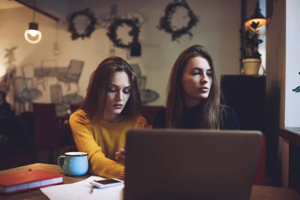 Jeunes Pigistes Vêtements Décontractés Assis Table Avec Une Tasse Café — Photo